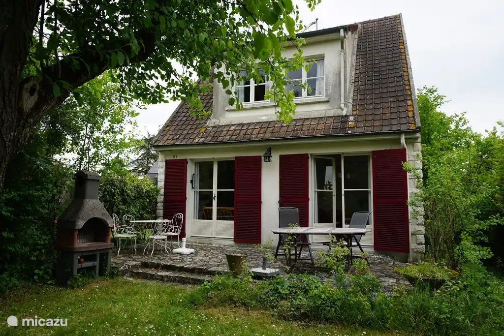 Haus auf der Rückseite mit einer nach Westen ausgerichteten Terrasse und einem festen Grill.