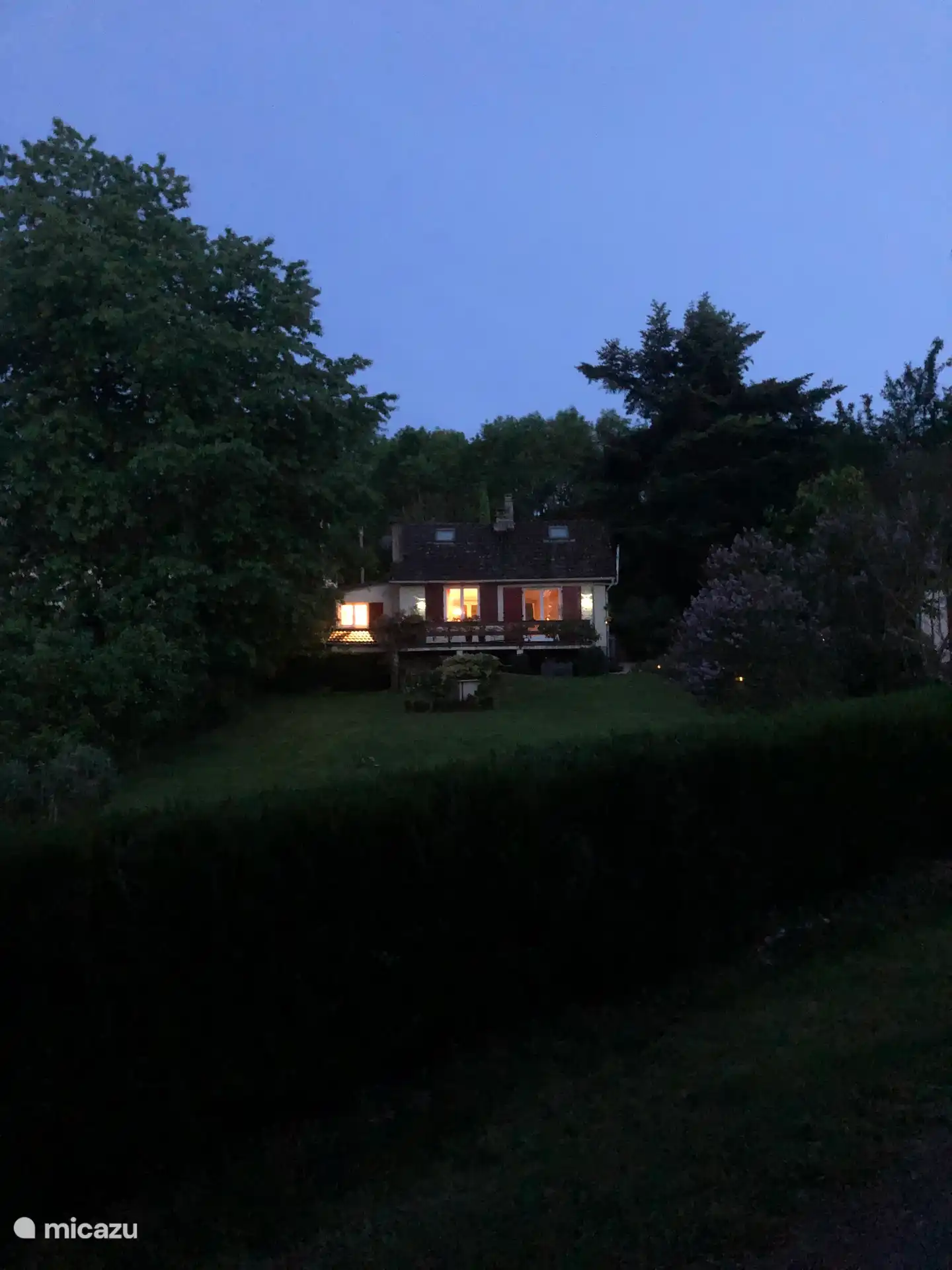 Grand jardin avec une vue fantastique sur la vallée.