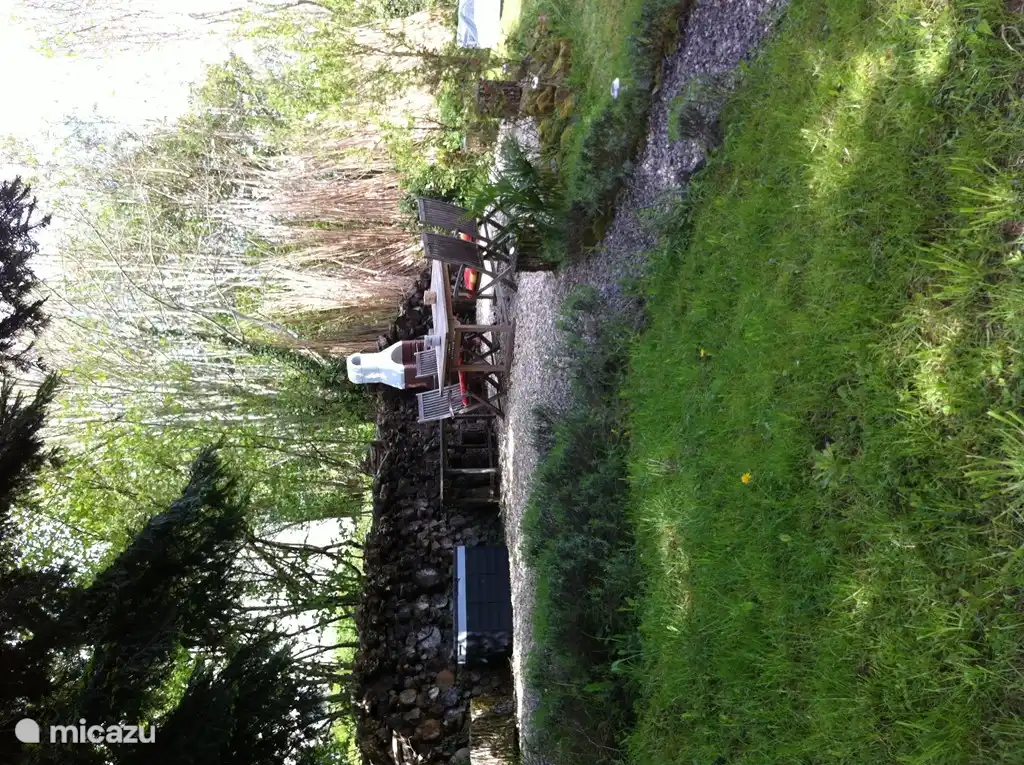 Einer der vier bestehenden Terrassen (mit festem Grill)