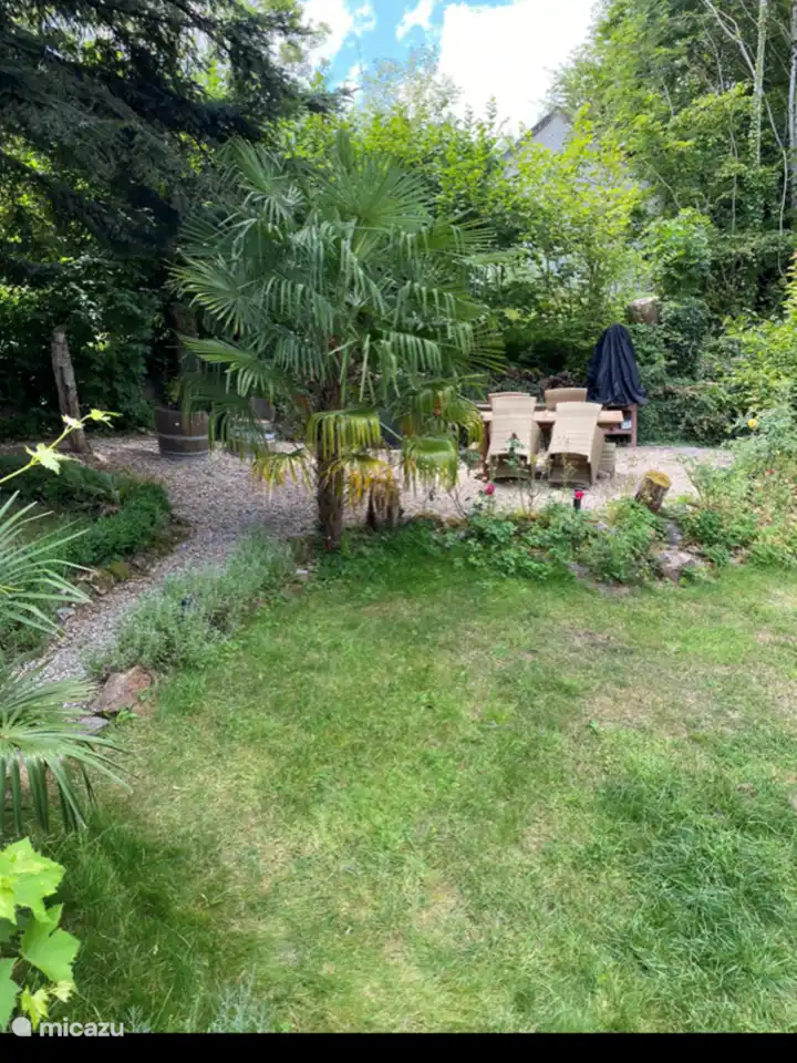 Mehrere Sitzgelegenheiten im Garten