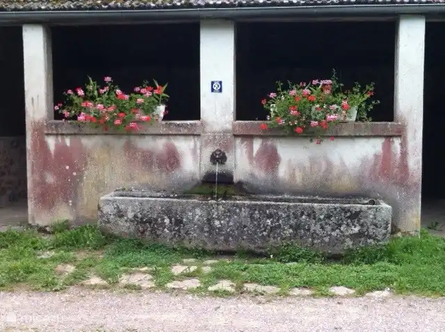Quelle neben La Source mit Trinkwasser für die vorbeiziehenden Pilger.
