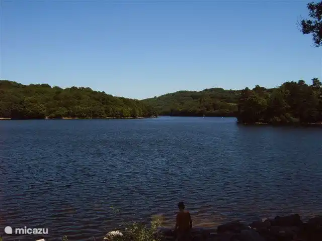 Der herrliche und große Badesee Lac du Crescent mit Strand und Picknicktischen