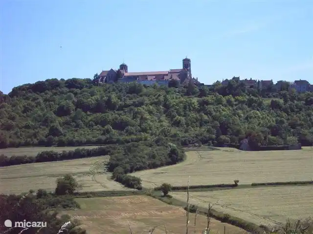 Verschiedene Wanderwege in der Umgebung (z.B. über den GR13 nach Vezelay)