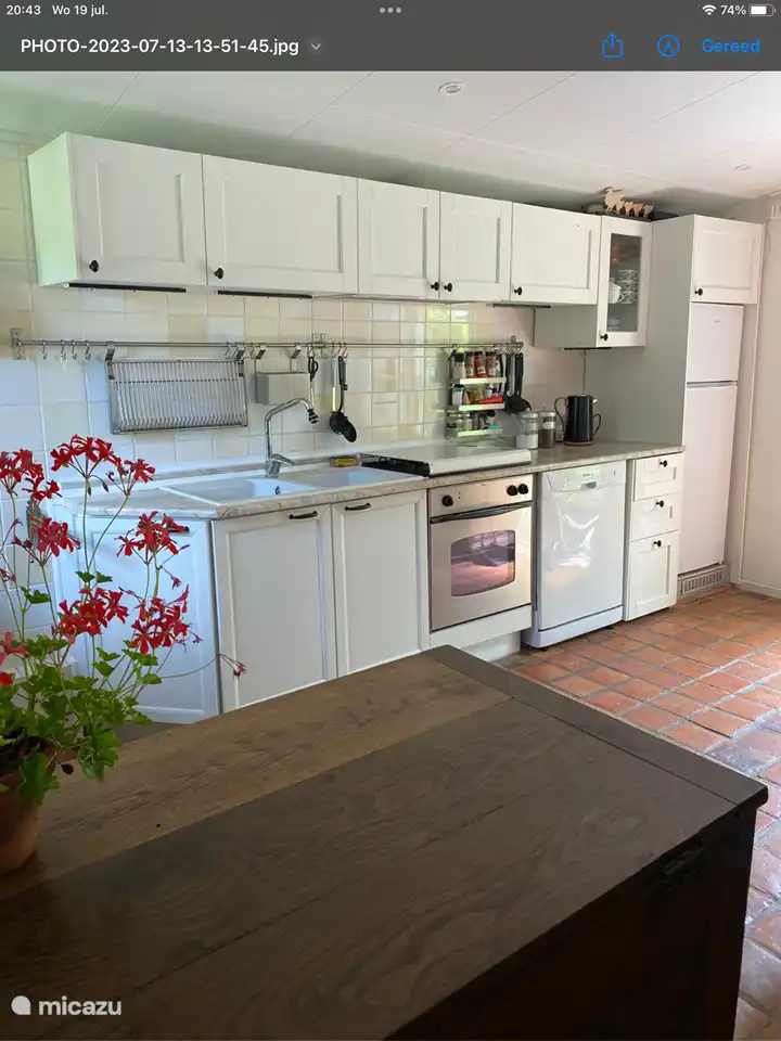 Moderne große Küche mit Kaminboden