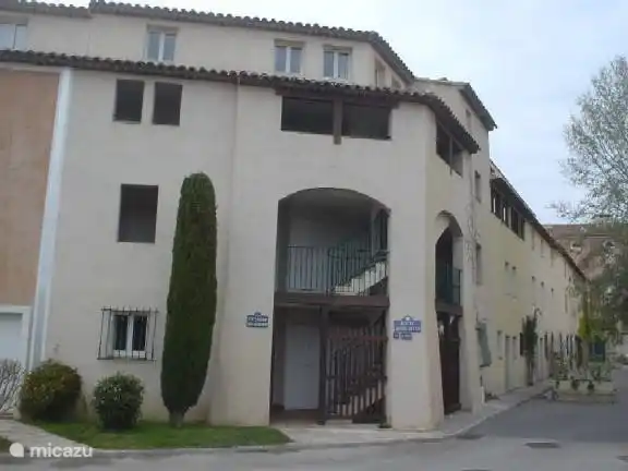 Entrada en la parte trasera del edificio. El apartamento está situado en el 2º piso