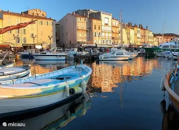 San Tropez. Es accesible por taladro desde Pt Grimaud. Mercado en la Place des Lices los martes y sábados.