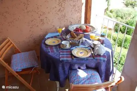 terraza con capacidad para 4 personas