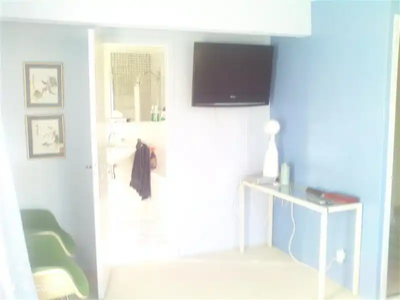 Also satellite TV (82cm) in bedroom