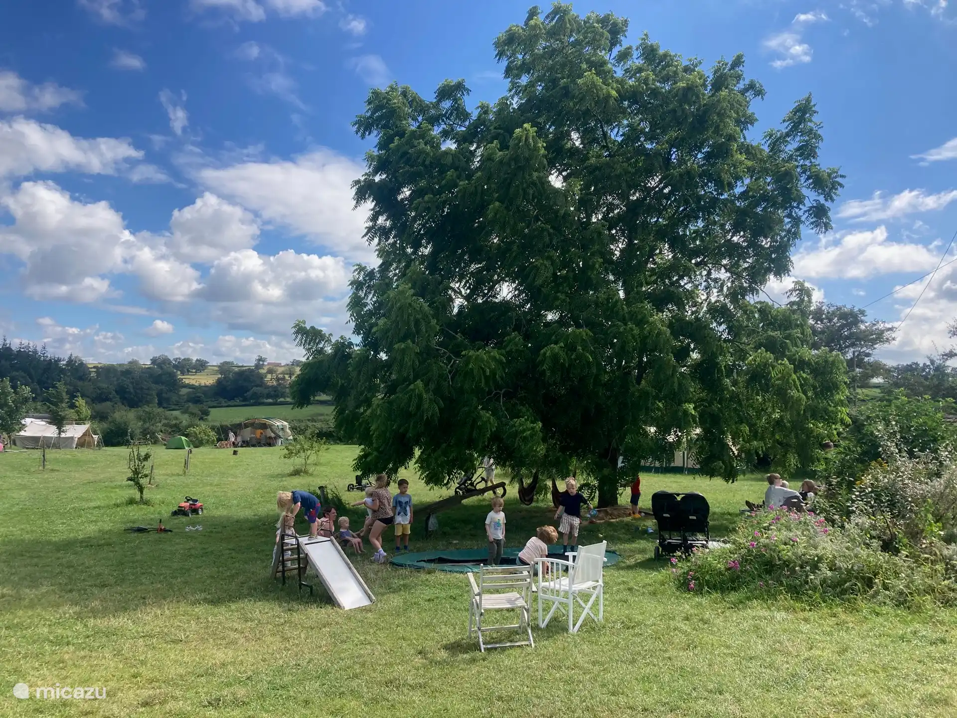 speeltuin in de schaduw met grote trampoline