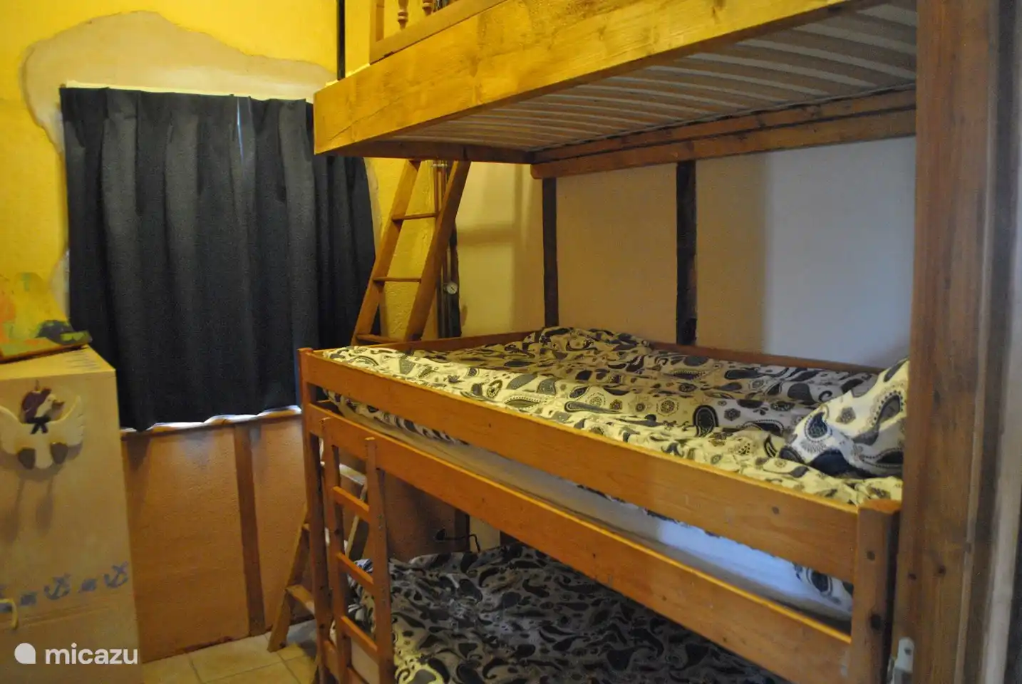 Kleines Schlafzimmer mit 3 Etagenbetten
