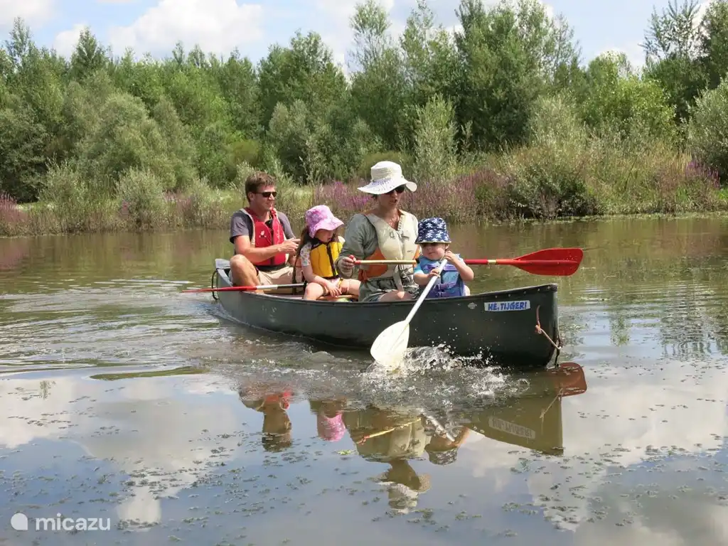 Mit Ron Kanu auf dem Allier für alle Altersgruppen! Ein einzigartiges Naturschutzgebiet, in dem Sie viele besondere Vögel beobachten können: Schwalben, Eisvögel, Störche, Bienenfresser usw.
