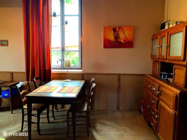 Location de Vacances France, Allier, Vernusse, gîte / cottage - la source Table à dinner