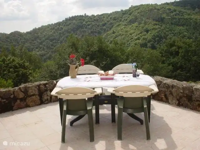 Als Gott in Frankreich ... einen Wein trinken auf der oberen Terrasse neben dem Wohnzimmer mit Blick über das Tal. Abends ist ein wunderschöner Sternenhimmel garantiert.