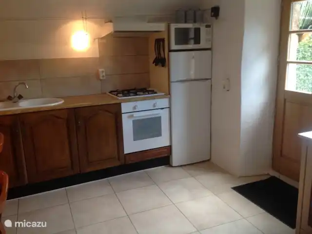 La basse Maza - L'Amande | France, Ardèche, Gluiras - maison de vacances Cuisine avec four combiné avec plaque de cuisson, four micro-ondes combiné, grand combiné réfrigérateur-congélateur avec congélateur séparé (porte supérieure), Senso, el. friteuse, grille-pain, el. bouilloire, mixeur plongeant et cafetière standard. Porte de la cuisine donnant sur la terrasse inférieure.