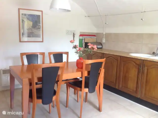 La basse Maza - L'Amande | France, Ardèche, Gluiras - maison de vacances Cuisine salon-salle à manger, adjacente à la terrasse inférieure avec une intimité totale. La cuisine a un sol en travetin et 4 mètres de comptoirs.