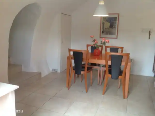 La basse Maza - L'Amande | France, Ardèche, Gluiras - maison de vacances Le spacieux salon-salle à manger cuisine a été créé dans l'ancienne cave à vin (plafond voûté) et se connecte directement à la terrasse carrelée (25m2) et à la pelouse avec transats (25m2).