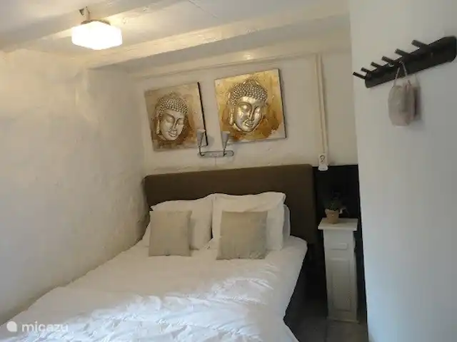 La basse Maza - L'Amande | France, Ardèche, Gluiras - maison de vacances Chambre parentale avec lit sommier 140x200cm, carrelage au sol et fenêtre ouvrante avec vue sur les montagnes.