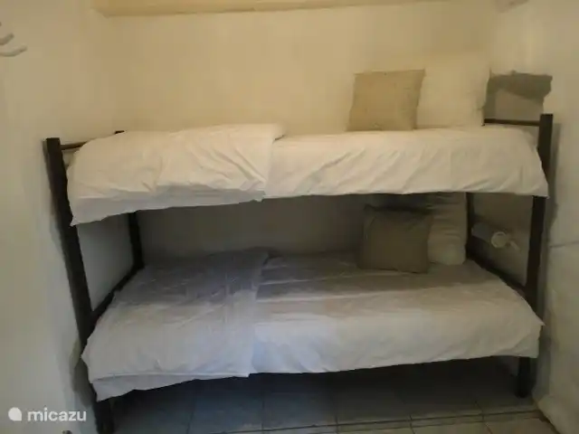 La basse Maza - L'Amande | France, Ardèche, Gluiras - maison de vacances Deuxième chambre avec lits superposés (80x190cm), sol carrelé et porte-fenêtre donnant sur l'extérieur.