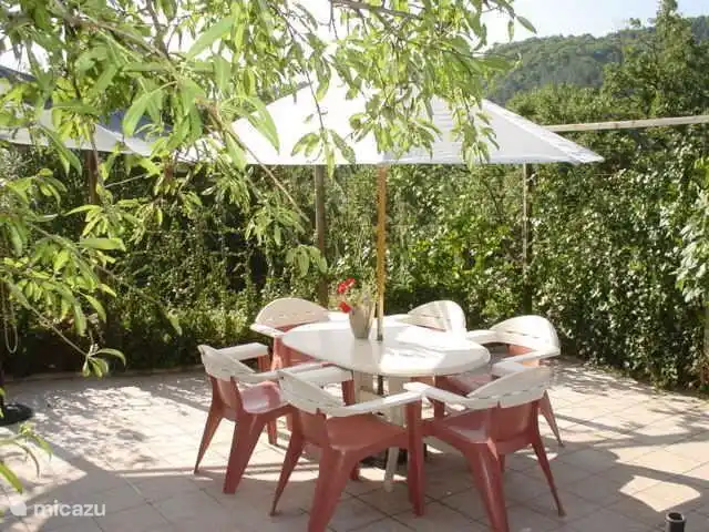 La basse Maza - L'Amande | France, Ardèche, Gluiras - maison de vacances Confortable et spacieuse terrasse du rez-de-chaussée entièrement fermée dont 25m2 est carrelée et une pelouse attenante de 30m2, attenante au salon-salle à manger cuisine et équipée d'un luxueux ensemble de jardin Hartman (photo) et de 2 bains de soleil Hartman avec coussin.