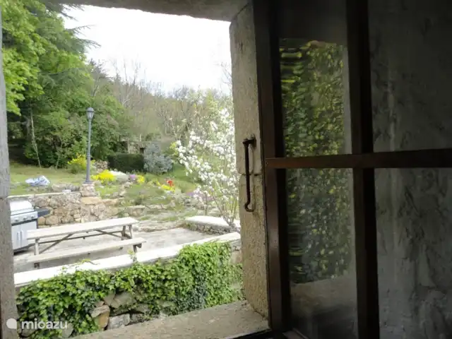 La basse Maza - L'Amande | France, Ardèche, Gluiras - maison de vacances Vue du séjour vers l'extérieur, côté fenêtre du gîte.