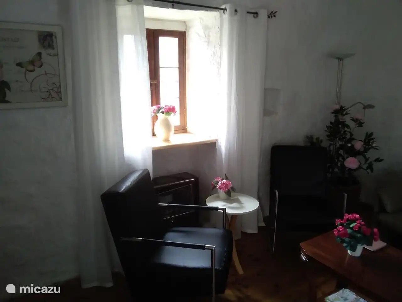 Das Wohnzimmer ist außerdem mit 2 modernen Sesseln, einem Leolux-2-Sitzer-Sofa, einem schönen Holzofen und einem LED-TV mit allen niederländischen Kanälen (Satellit Digit Canal.d.