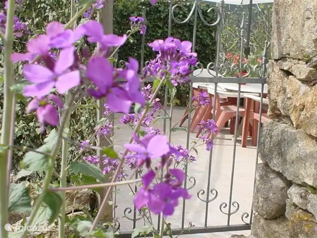 La basse Maza - L'Amande | France, Ardèche, Gluiras - maison de vacances Un portail en fer forgé ferme la terrasse inférieure. Pour que vous puissiez profiter d'une intimité optimale.