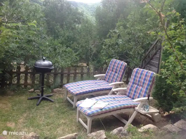 La basse Maza - L'Amande | France, Ardèche, Gluiras - maison de vacances Pelouse avec transats et barbecue.