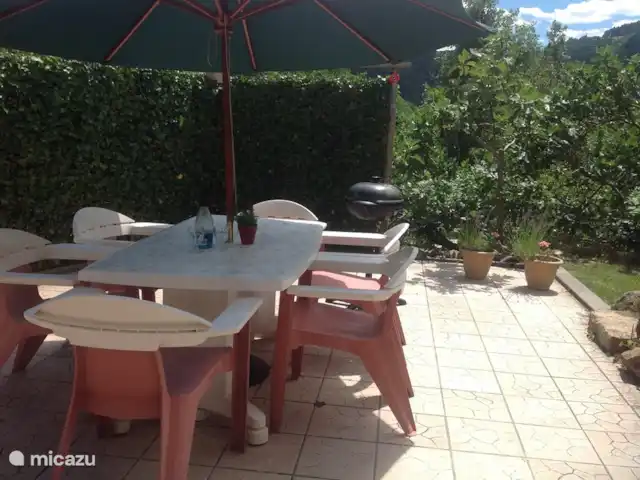 La basse Maza - L'Amande | France, Ardèche, Gluiras - maison de vacances Jardin 25m2 carrelé avec salon de jardin et el bbq, pelouse 25m2 avec transats, intimité totale, entouré de haie d'hedera, figuiers et conifères, attenant au séjour/salle à manger cuisine.