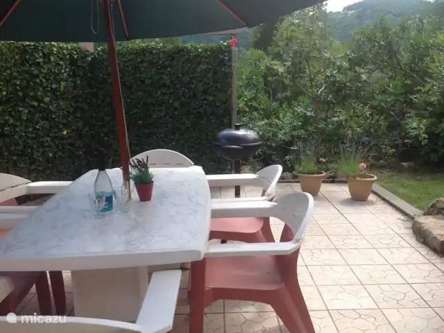 La basse Maza - L'Amande | France, Ardèche, Gluiras - maison de vacances Terrasse fermée (25m2 carrelée, avec salon de jardin et parasol, pelouse 25m2, avec portail fermant à clé, entourée de verdure, haie d'hedera, figuiers et conifères. Equipée d'un barbecue boule électrique.