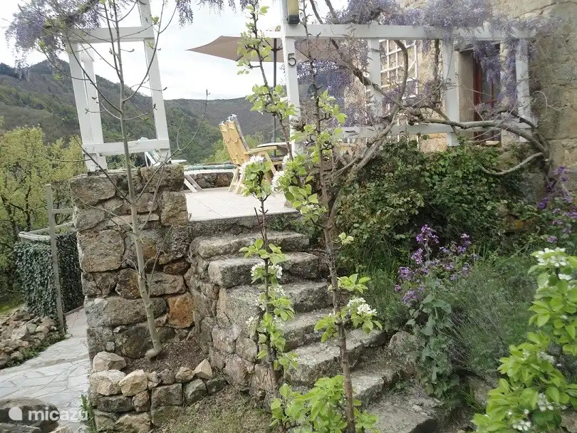 Obere Terrasse, 25m gefliest, mit Hartman Gartenmöbeln, Sonnenliege und Sonnenschirm. Volle Sonne und wunderschönes Panorama über die Berge.