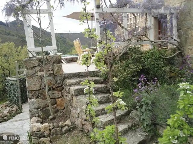 La basse Maza - L'Amande | France, Ardèche, Gluiras - maison de vacances Terrasse supérieure, carrelée 25m, avec salon de jardin Hartman, transat et parasol. Beaucoup de soleil et un beau panorama sur les montagnes.