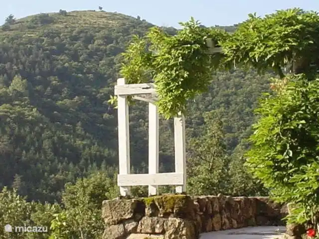 La basse Maza - L'Amande | France, Ardèche, Gluiras - maison de vacances Entrée sur la terrasse supérieure (carrelée 25m2) avec vue imprenable sur les montagnes, également équipée d'un salon de jardin Hartman, transat et