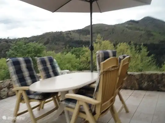 Geflieste obere Terrasse 25m2 mit herrlichem Blick über die Berge.