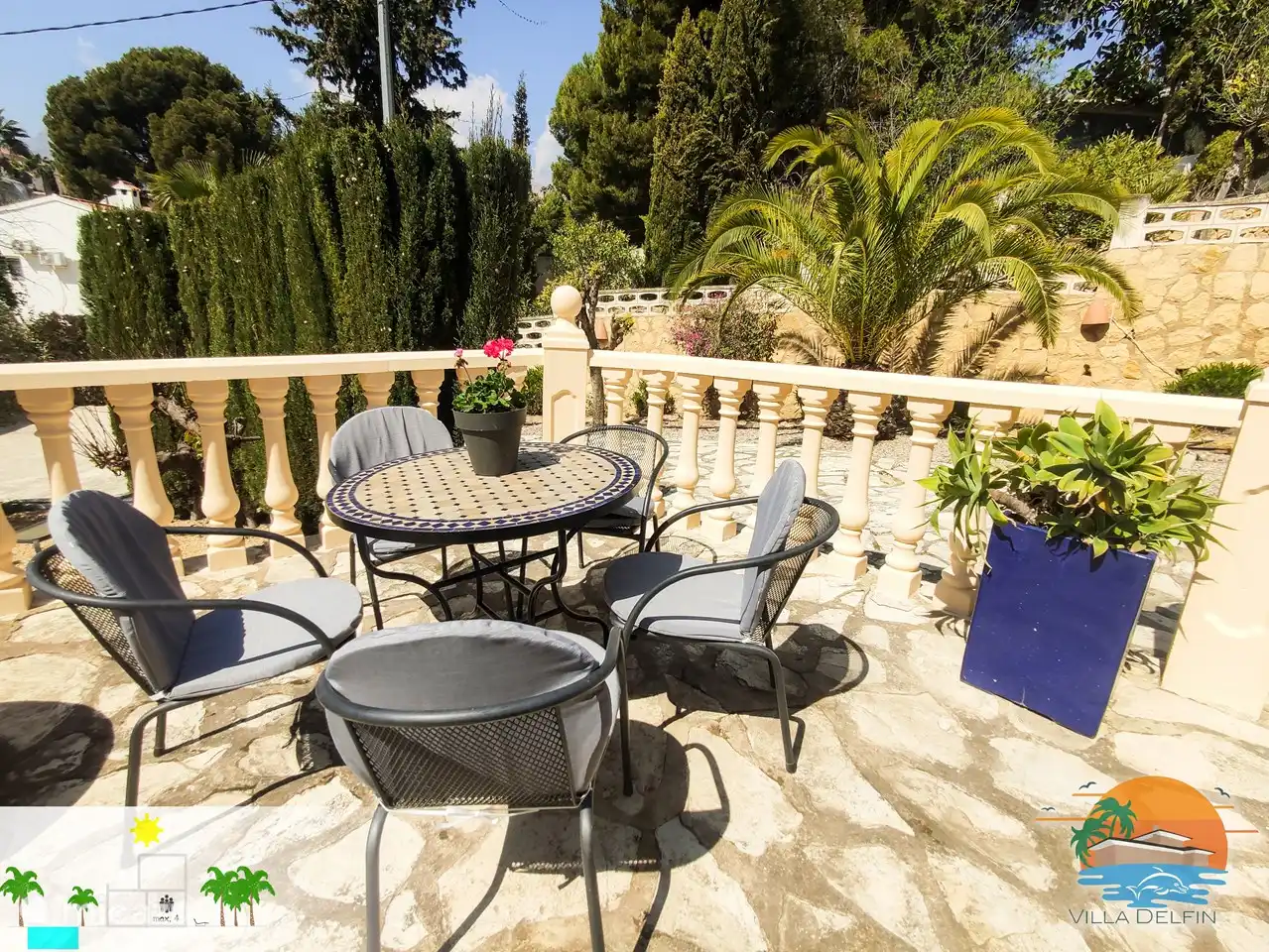 Terrasse où vous pourrez profiter du soleil du soir ou du soir en toute tranquillité. Il y a aussi une pelouse privée avec du gravier et des transats.