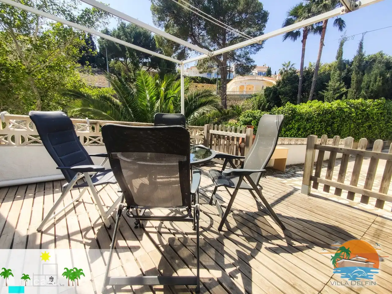 Terrasse où vous pourrez profiter du soleil du soir ou du soir en toute tranquillité. Il y a aussi une pelouse privée avec du gravier et des transats.