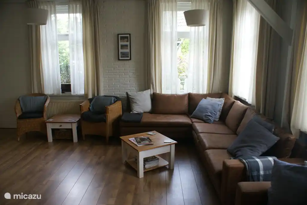 Das Wohnzimmer mit 2 neuen Ecksofas