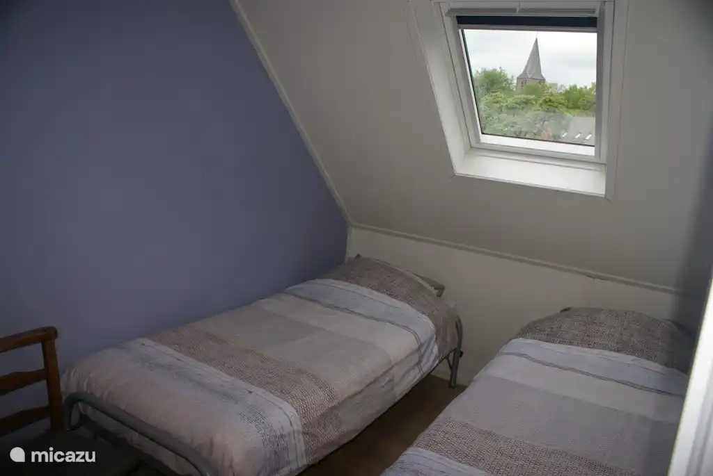 Schlafzimmer mit Blick auf das Dorfzentrum