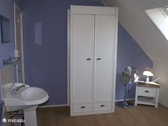 Sous le Chêne ferme de vacances | Pays-Bas, Drenthe, Diever - ferme Une des chambres avec lavabo et penderie
