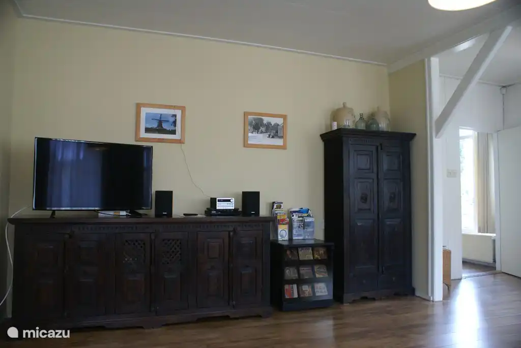 Ein 43-Zoll-Smart-TV, ein Micro-Set mit Bluetooth / USB-Anschlüssen und ein Blu-ray-Player