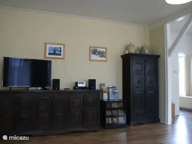 Sous le Chêne ferme de vacances | Pays-Bas, Drenthe, Diever - ferme Une Smart TV 43 pouces, un micro-ensemble avec connexions Bluetooth/USB et un lecteur Blu-ray