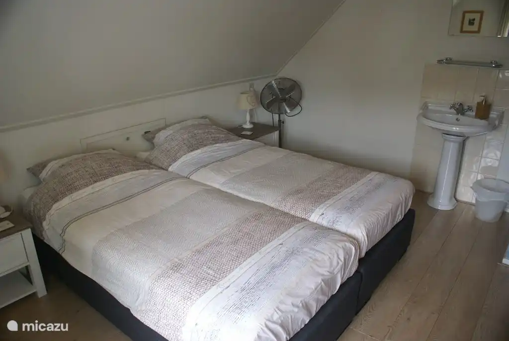 Doppelzimmer im Obergeschoss mit Waschbecken und Kleiderschrank