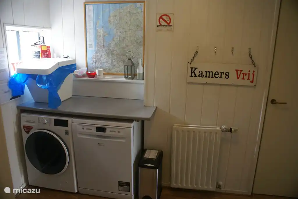 Hauswirtschaftsraum mit Waschmaschine, Trockner und Geschirrspüler