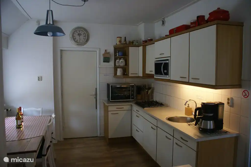 Küche mit Mikrowelle, Backofen, Kühlschrank, Kaffeemaschine (einschließlich Senseo)