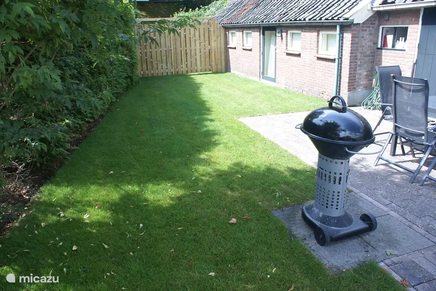 Privater Garten für Gäste. Zwei Tische, 12 Stühle, ein Trampolin und 2 Grills