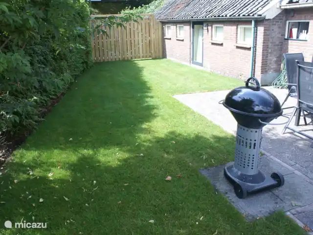Sous le Chêne ferme de vacances | Pays-Bas, Drenthe, Diever - ferme Jardin privé à l'usage des hôtes. Deux tables, 12 chaises, un trampoline et 2 BBQ