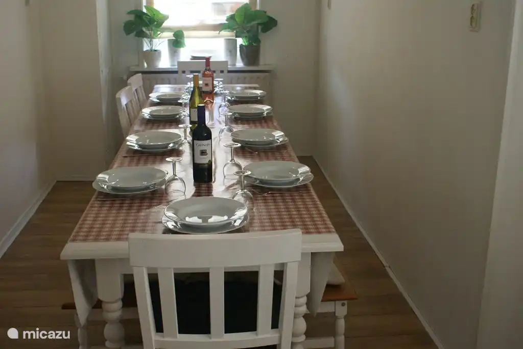 Großer Esstisch für 12 Personen mit einer Auswahl von 10 Stühlen und / oder 3 Holzbänken!