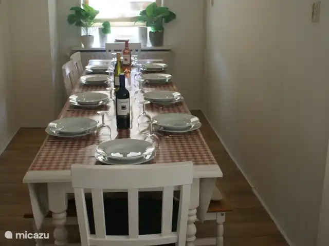 Sous le Chêne ferme de vacances | Pays-Bas, Drenthe, Diever - ferme Grande table à manger pour 12 personnes avec au choix 10 chaises et/ou 3 bancs en bois !