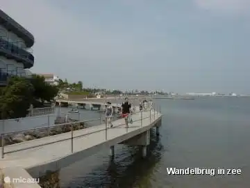 loopbrug in zee verbindt playa Hortets met playa Capri.