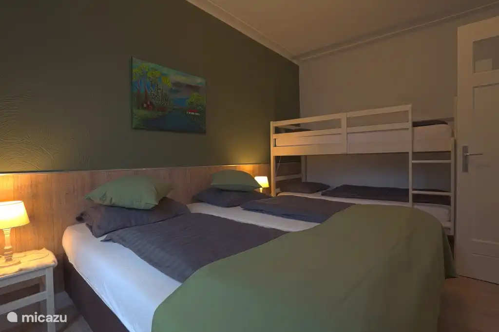 großes Schlafzimmer für 4 Personen im Erdgeschoss mit Blick auf den Garten.