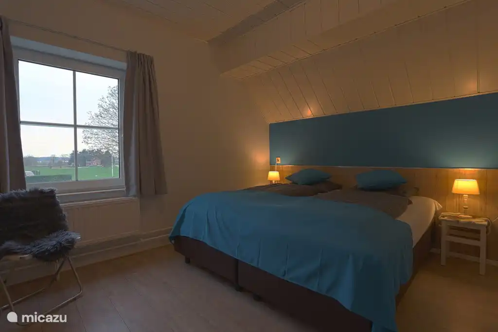 2-Personen-Schlafzimmer mit Blick auf den Garten.